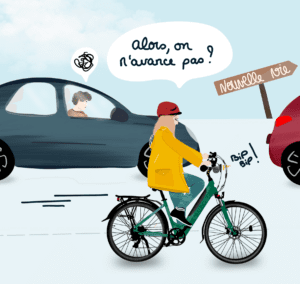 une dame sur son vélo électrique passant à côté des automobilistes qui bouchonnent en allant au travail