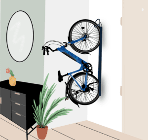 Vélo électrique accroché au mur via une fixation spéciale dans un appartement