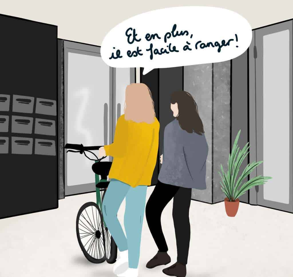 Deux femmes qui discutent dans un hall d'immeuble. Une femme insiste sur le fait que son vélo électrique est facile à ranger